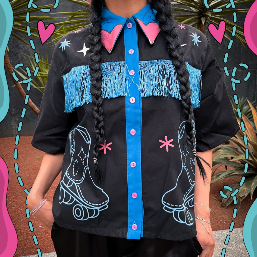 Camisa Universo Quads x Andonella con bordado de patines y corazones en azul y rosa, edición limitada hecha en México