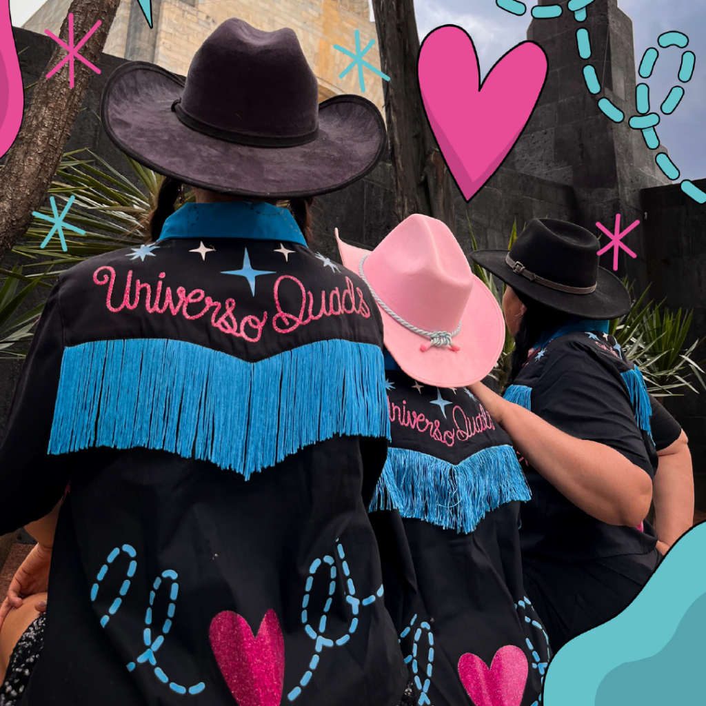 Vista trasera de la camisa Universo Quads x Andonella con bordado 'Universo Quads' y flecos azules, colaboración de edición limitada