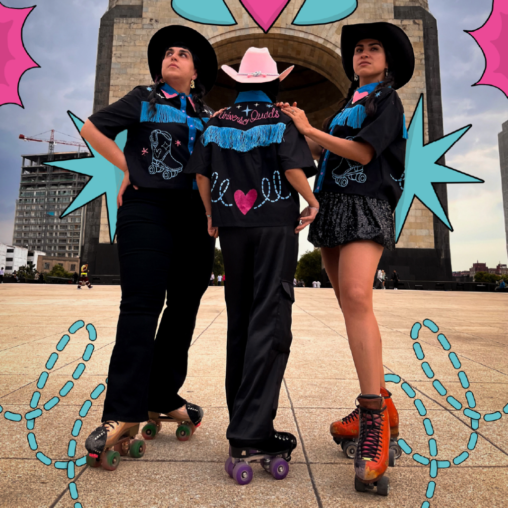 Grupo de tres personas luciendo la camisa Universo Quads x Andonella con patines, edición limitada hecha en México